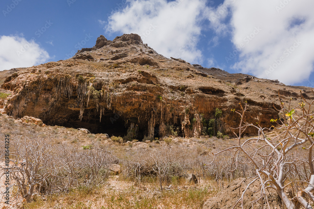 degub-cave-in-socotra-island-a-karst-cave-with-beautiful-sculptures