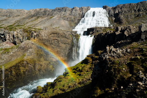 Dynjandi in Kaskaden fallend