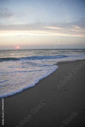 Atardecer en una playa vacia, aguas del Oceano Atlantico
