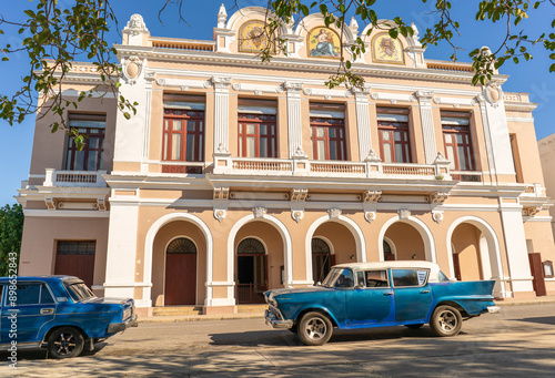 Fényképezés old theater and colonial palace tomas terry with old classic american vehicles p