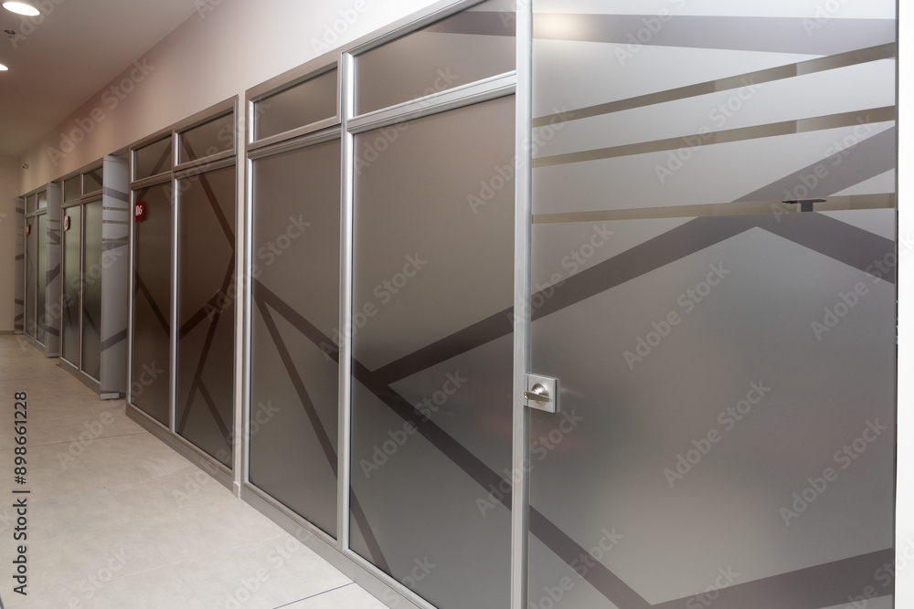 Fototapeta premium Oficinas en ventanal de cristal