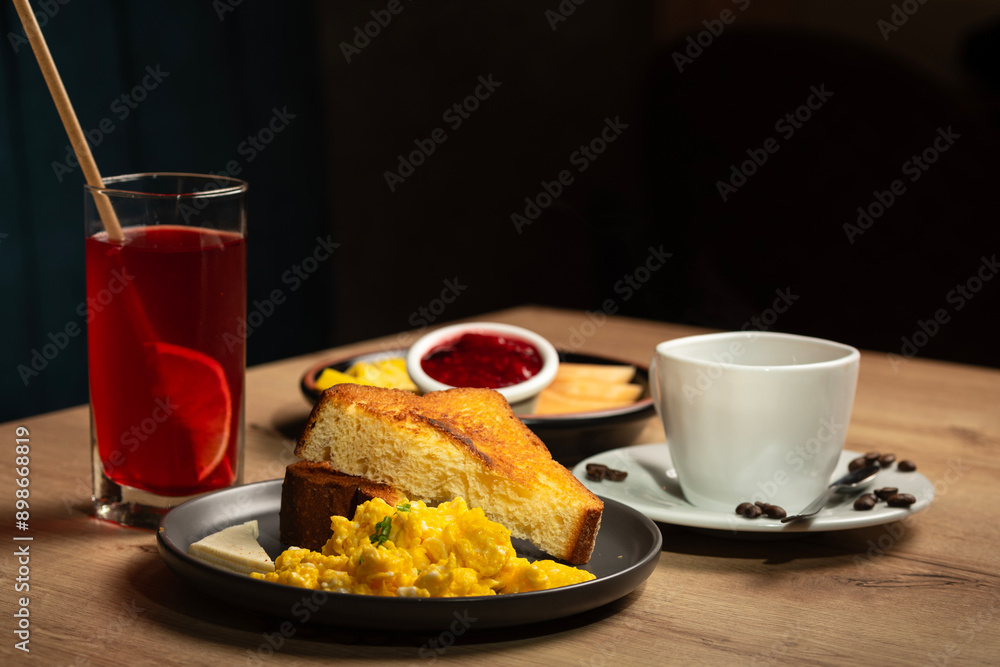 Desayuno pan de masa madre con huevos Desayuno pan de masa madre con huevos
