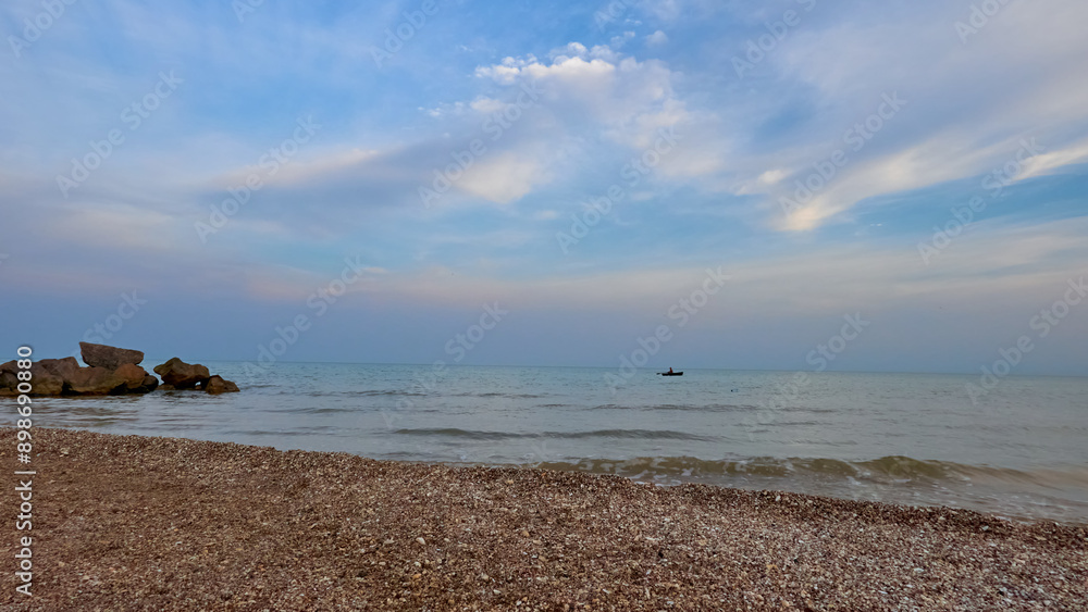 Fotografie storm clouds float over the coast of the Sea of ​​Azov