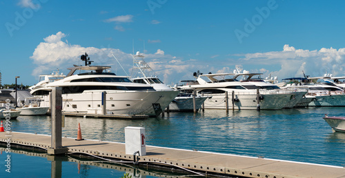 Tablou pe pânză Yacht at sea port