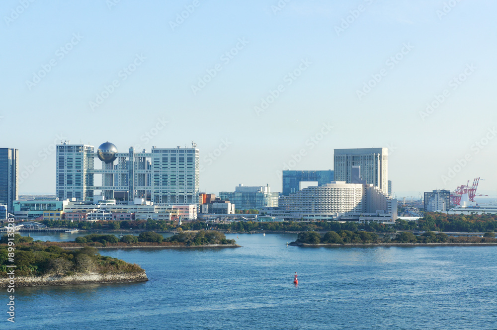 Fototapeta premium 東京湾にかかるレインボーブリッジから眺めたお台場の風景
