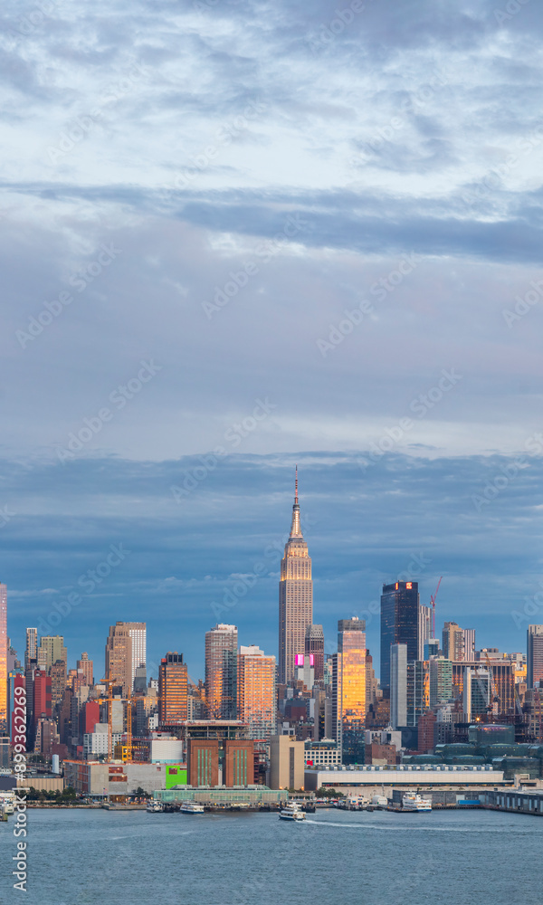 Obraz premium New York City Skyline in Beautiful Clouds, USA