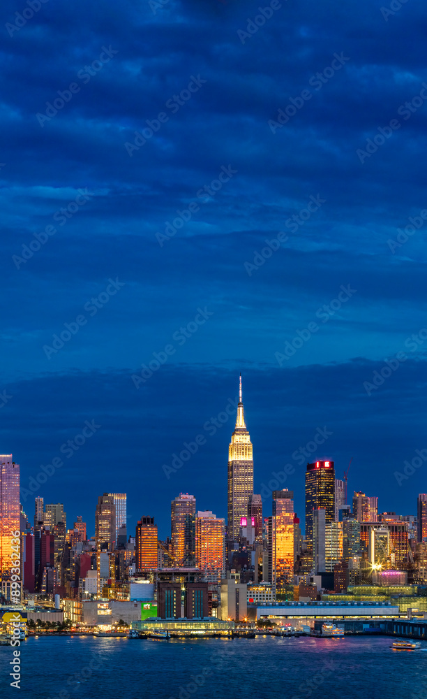 Obraz premium New York City Skyline in Beautiful Clouds, USA