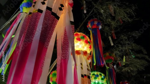 夏の夜風に揺れ、街を彩る色とりどりの吹き流し