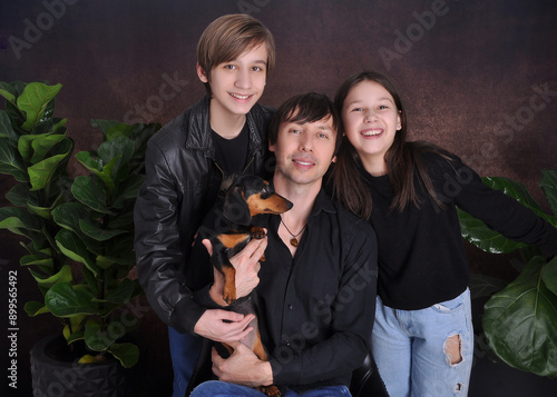 pai com filhos e cachorros em retrato de estúdio , familia  junta com pets, amor   photo