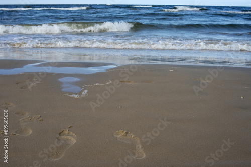 ślady stóp na plaży