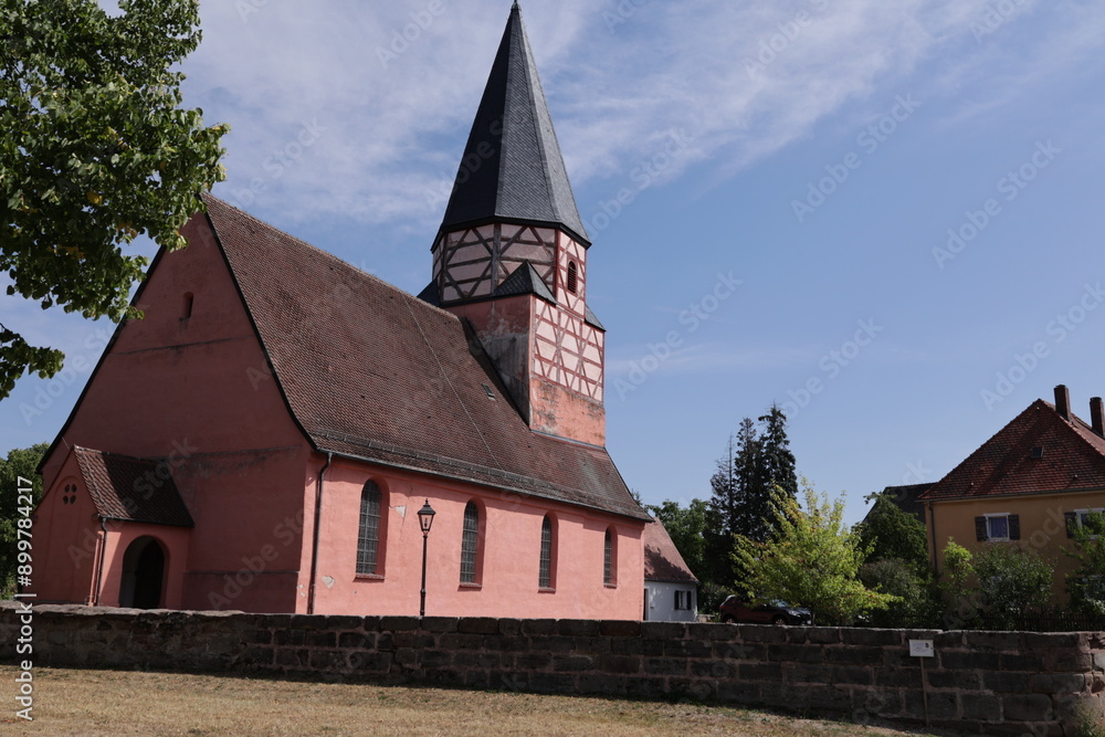 Fototapeta premium Blick auf eine Historische Kirche in Allersberg in Bayern