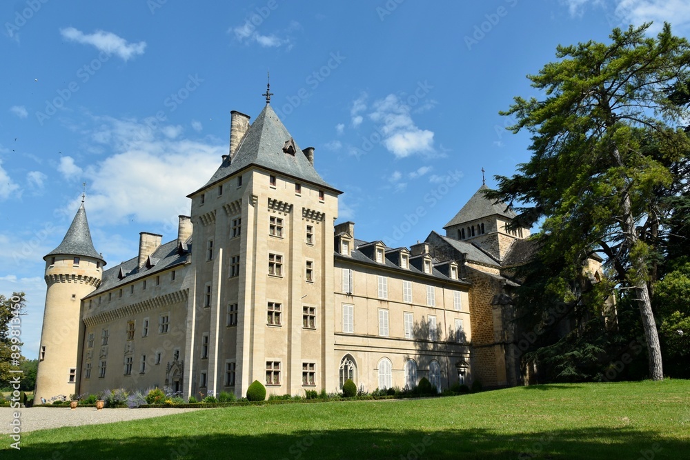 L’abbaye de Loc-Dieu vue depuis le parc L’abbaye de Loc-Dieu vue depuis le parc