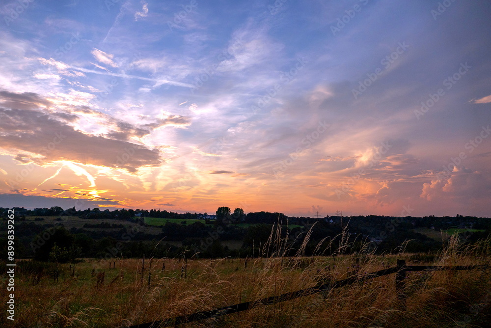 Abenddämmerung über blühenden Feldern zwischen Berg und Tal Abenddämmerung über blühenden Feldern zwischen Berg und Tal