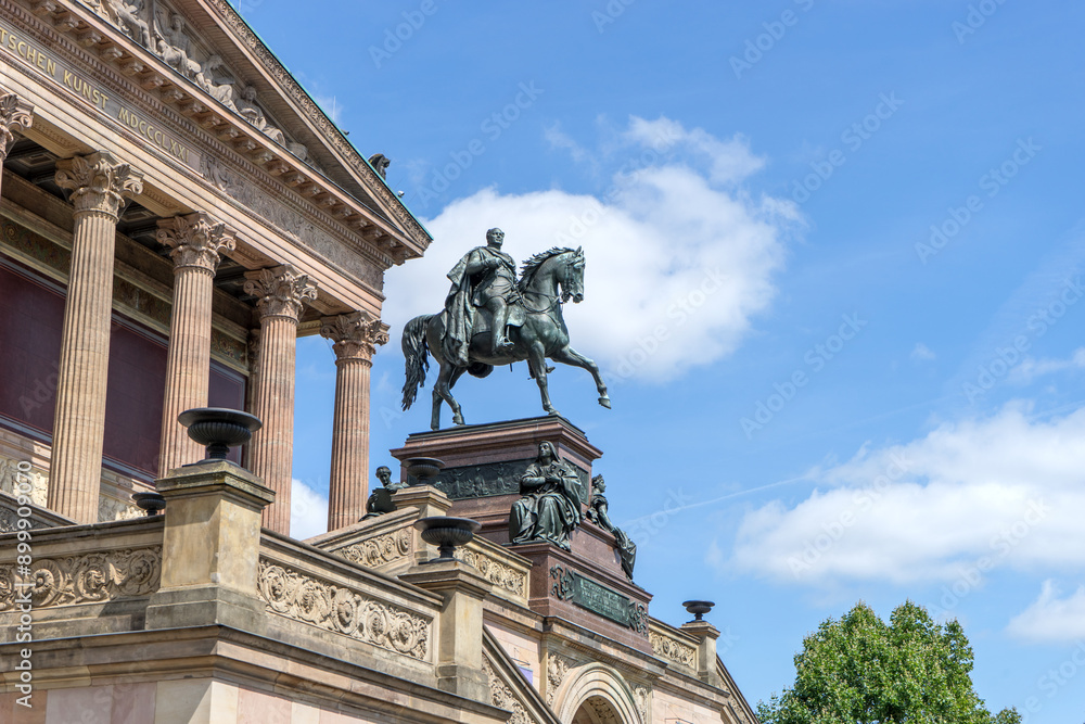 Φωτογραφία Equestrian statue of Friedrich Wilhelm IV in front of the Alte Nationalgalerie i