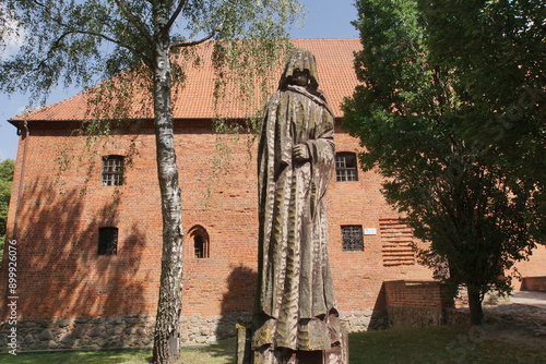 Obraz na płótnie Rzeźba przy Zamku Krzyżackim w Ostródzie. Polska - Mazury - Warmia. w salonie