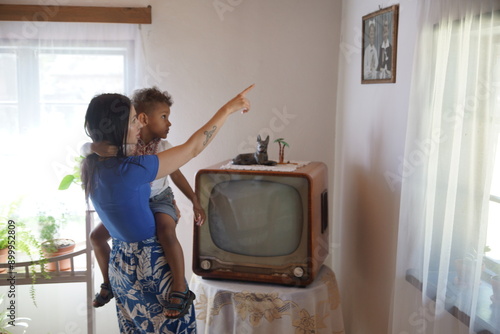 Obraz na płótnie Rodzina. Mama trzymająca dziecko na rękach w pokoju. w salonie