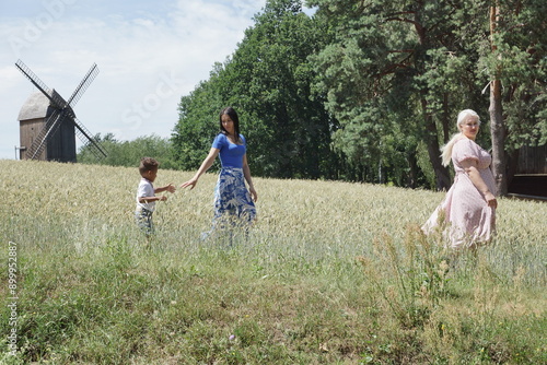 Obraz na płótnie Rodzina. Dziecko, mama i babcia na spacerze. Polska - Mazury - Warmia. w salonie