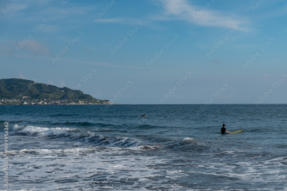Fototapeta premium 海とサーファー