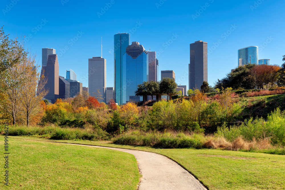 Obraz premium Alley in Houston downtown at sunny autumn day, Houston downtown skyline at sunny autumn day in Eleanor Tinsley Park, Houston, Texas, USA