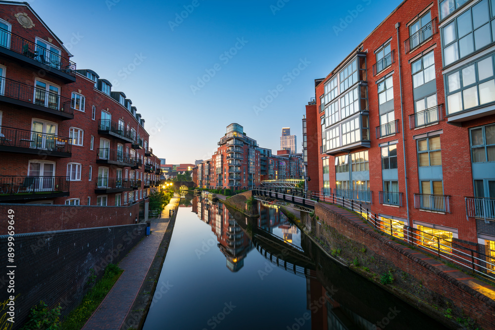 Naklejka premium Beautiful architecture of Birmingham city canal at dawn