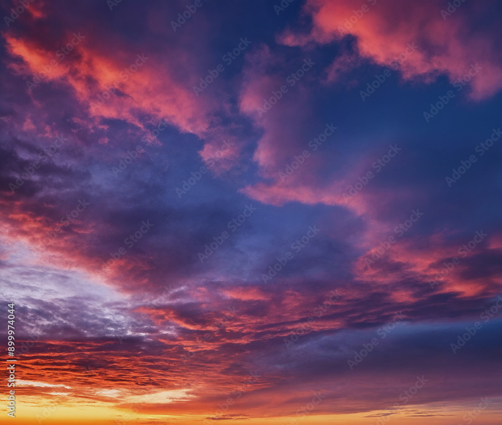 Spektakulärer Sonnenuntergang mit dramatischen Wolken in leuchtenden Rot-, Pink- und Violetttönen, die den Himmel in einer atemberaubenden Farbenpracht erstrahlen lassen Spektakulärer Sonnenuntergang mit dramatischen Wolken in leuchtenden Rot-, Pink- und Violetttönen, die den Himmel in einer atemberaubenden Farbenpracht erstrahlen lassen