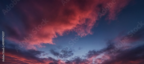 Mystischer Abendhimmel mit tiefen Purpur- und Blautönen, die von leichten Wolken durchzogen werden und eine geheimnisvolle und beruhigende Atmosphäre schaffen photo