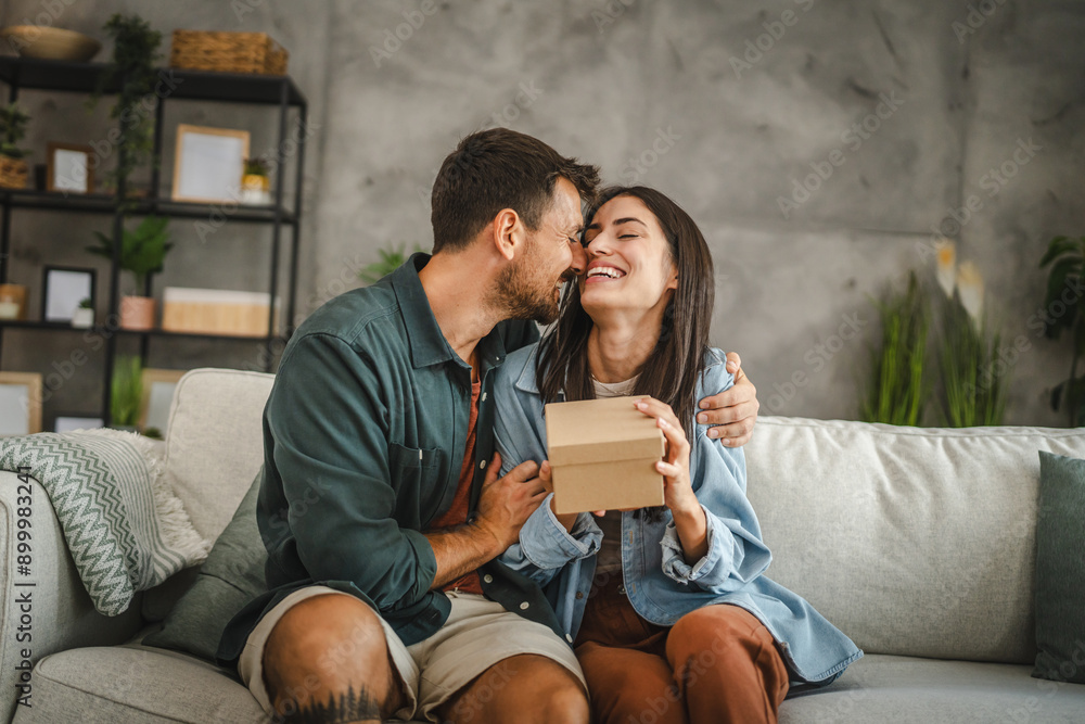 Obraz premium Boyfriend surprise his girlfriend for birthday with gift present