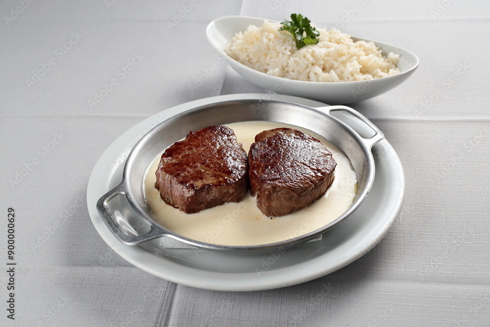 Filet medallions with Catupiry cheese and white rice Filet medallions with Catupiry cheese and white rice