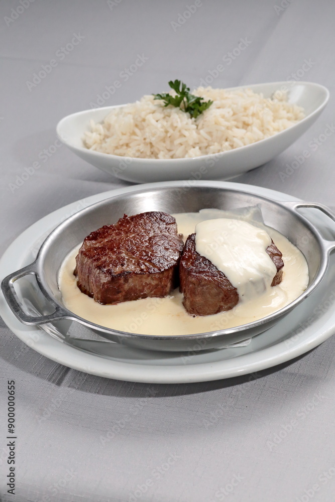 Filet medallions with Catupiry cheese and white rice Filet medallions with Catupiry cheese and white rice
