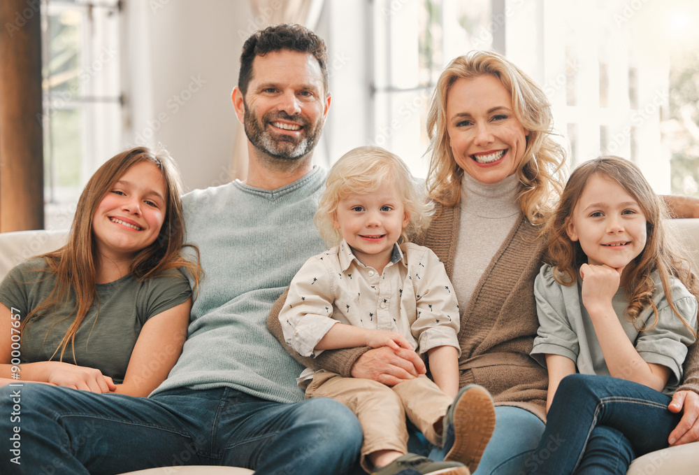Φωτογραφία Portrait, happy family and kids with parents in home to relax, care or bonding together