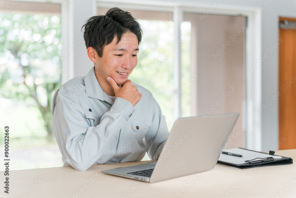 パソコン作業をする作業着・作業服姿の若いアジア人ビジネスマン(建築士・設計士・宅建士)
パソコン作業をする作業着・作業服姿の若いアジア人ビジネスマン(建築士・設計士・宅建士)