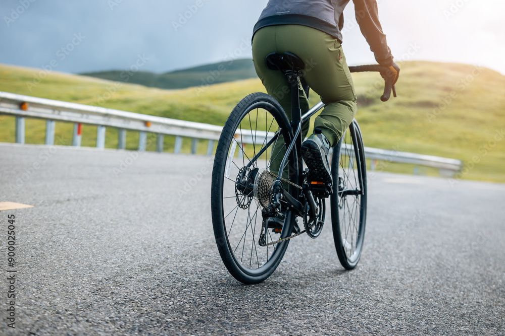 Obraz premium Riding bike on grassland mountain top trail