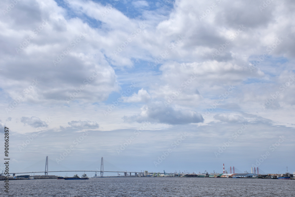 青い空と白い雲、名古屋港に架かるトリトン 青い空と白い雲、名古屋港に架かるトリトン