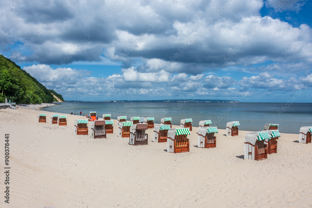 Strandkörbe am Sandstrand von Sellin auf Rügen Strandkörbe am Sandstrand von Sellin auf Rügen