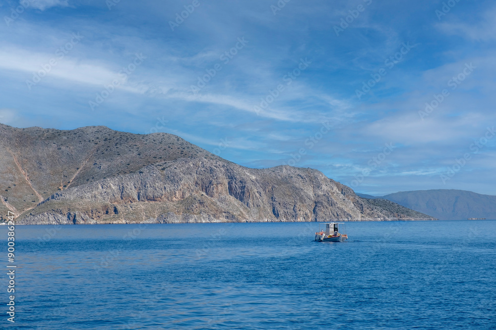 Fischerboot vor der Küste der Insel Symi, Griechenland