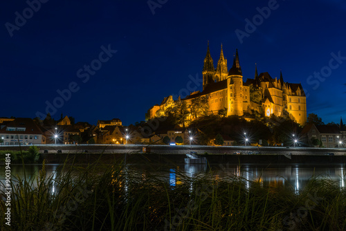 Weitwinkelaufnahme der Albrechtsburg in Meißen. bei zur blauen stunde.