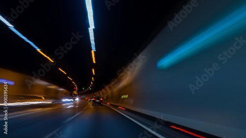 LAbstrakte Lichtmalerei im Autobahntunnel mit Fahrzeugen photo