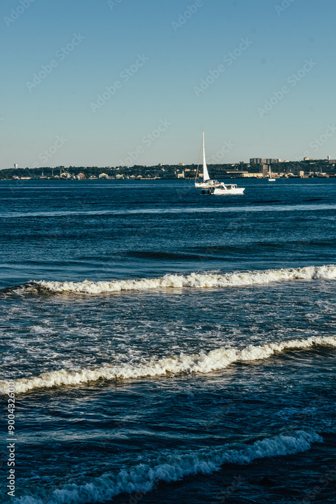 Fotografía de los veleros en el Río Tajo en la ciudad de Lisboa, Portugal. Fotografía de los veleros en el Río Tajo en la ciudad de Lisboa, Portugal.