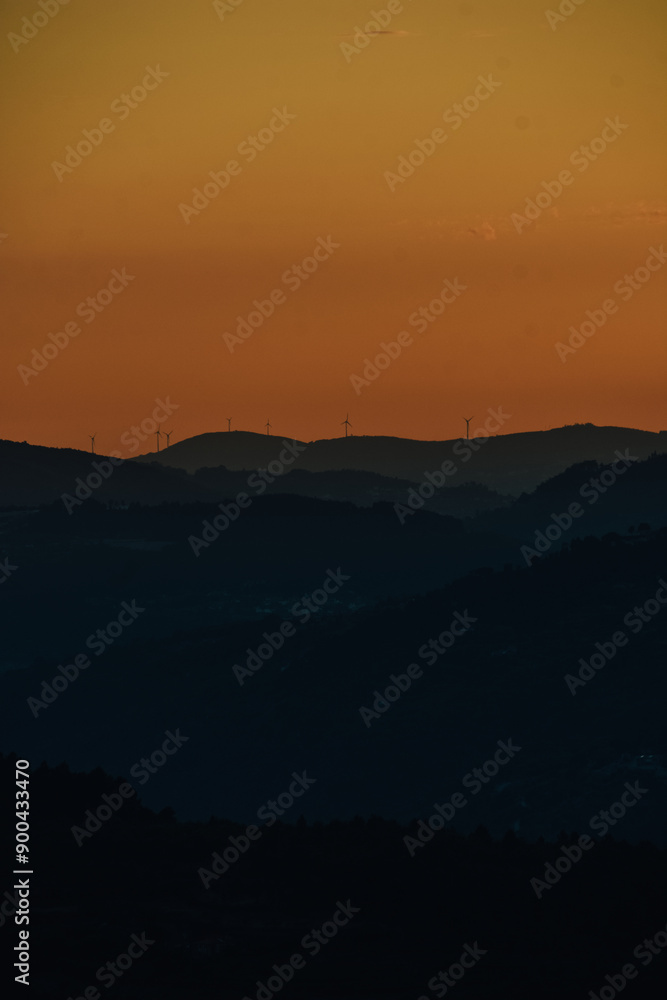 Fotografía del atardecer a través de las montañas de la Ribera del Duero en Portugal. Fotografía del atardecer a través de las montañas de la Ribera del Duero en Portugal.