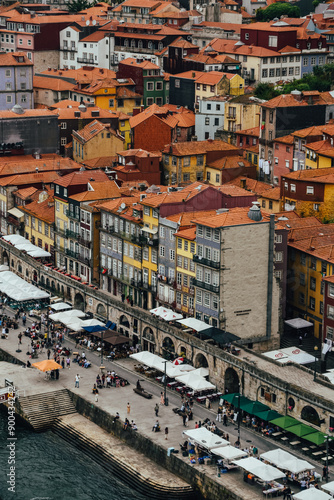 Fotografía de las casas en Cais da Ribeira en Porto, Portugal.