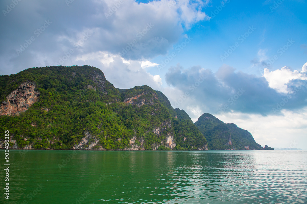 Obraz premium Paisaje exótico y hermosa vista durante un crucero en barco por el Océano Índico en Tailandia, papel tapiz, fondo
