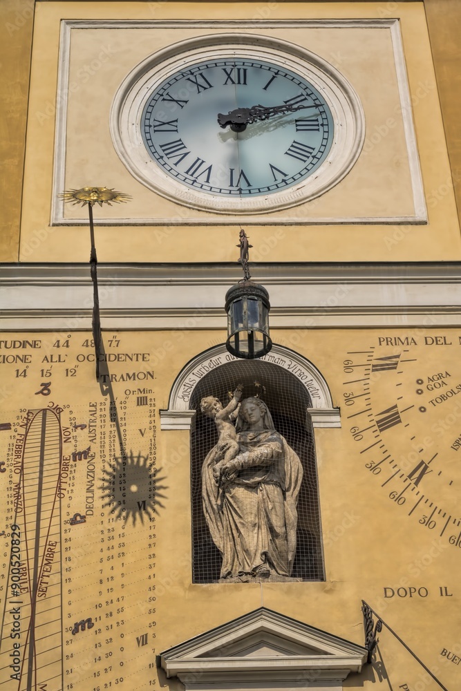 parma, italien - marienfigur und sonnenuhr am palazzo del governatore