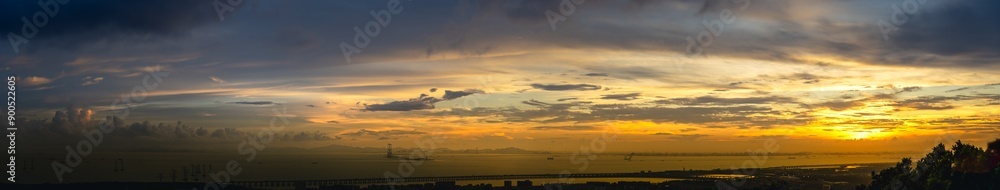 Obraz premium sunset afterglow over the shenzhong bridge