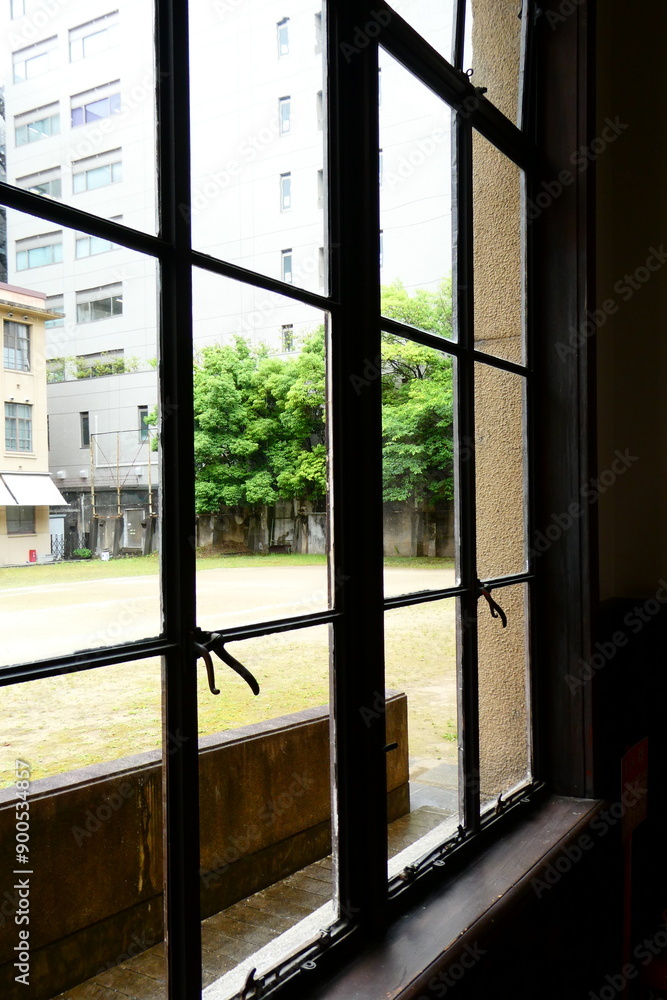 Fototapeta premium 古い建物の窓から見える風景