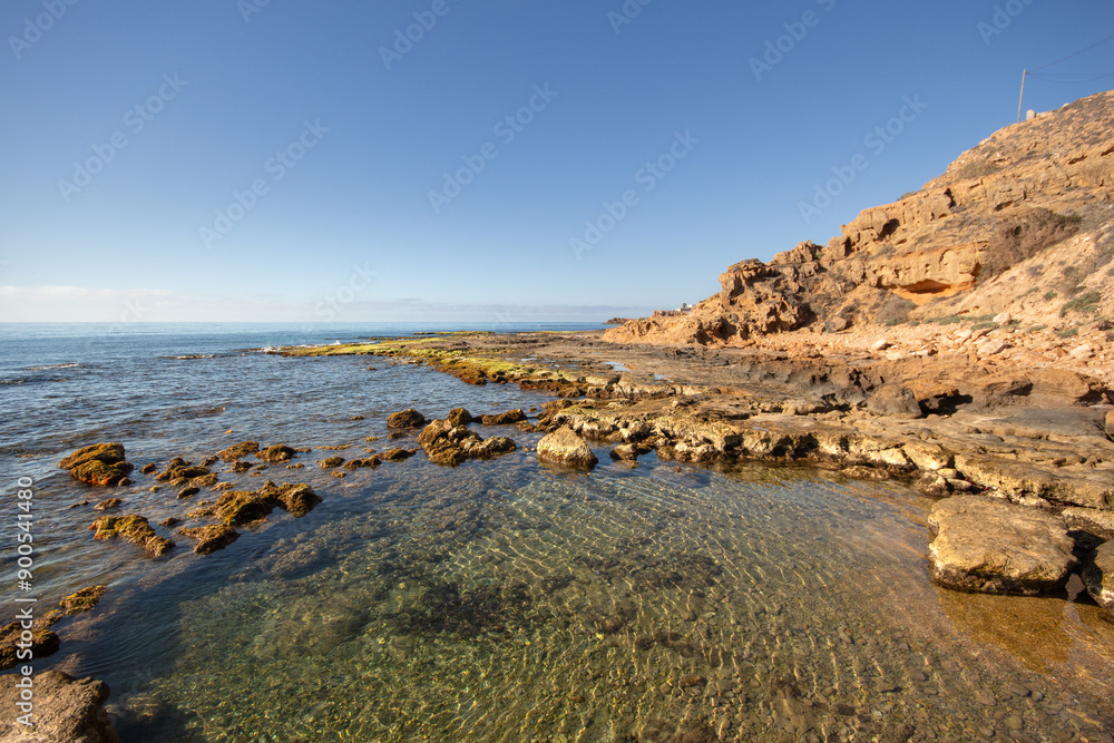Vega Baja del Segura - La costa de Torrevieja, rocas y calas con aguas cristalinas. Vega Baja del Segura - La costa de Torrevieja, rocas y calas con aguas cristalinas.
