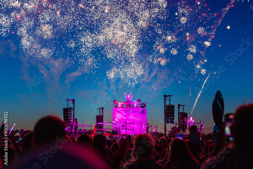 feu d'artifice avec une foule durant un concert 