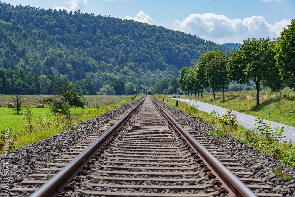 Fototapeta premium Landschaft mit Bahnschiene an einem Sommertag