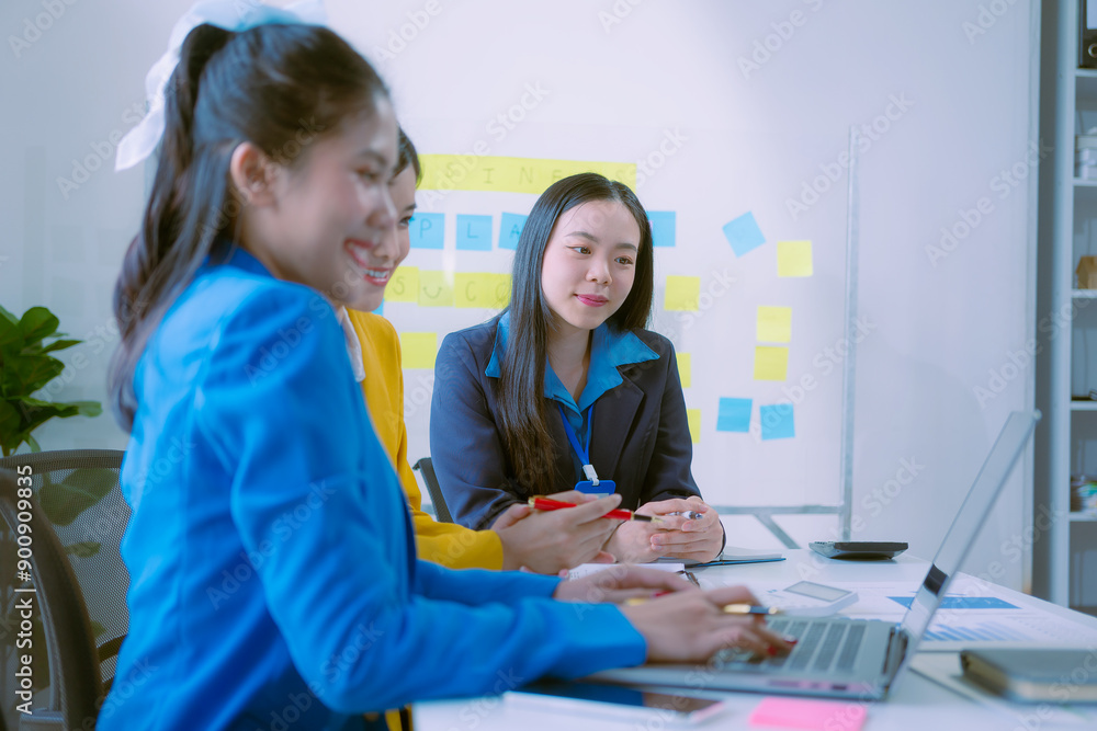 Obraz premium Successful Asian businesswoman presenting team meeting minutes and presenting ideas in the office