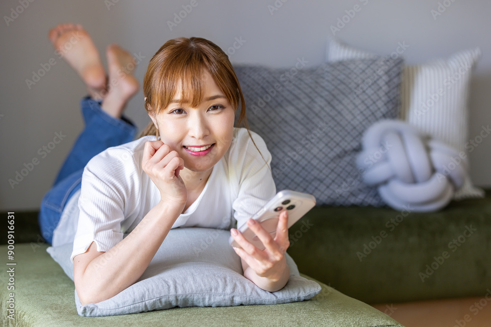 リビングでくつろぐ女性 A woman relaxing in the living room リビングでくつろぐ女性 A woman relaxing in the living room