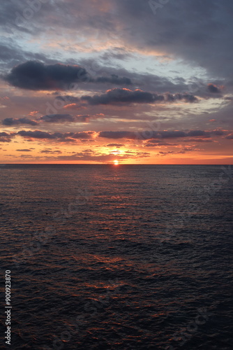 노을이 지고 있는 제주의 겨울바다